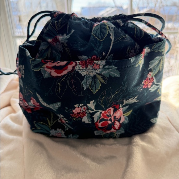 Vera Bradley Floral Women's makeup/jewelry drawstring bag - Picture 2 of 6